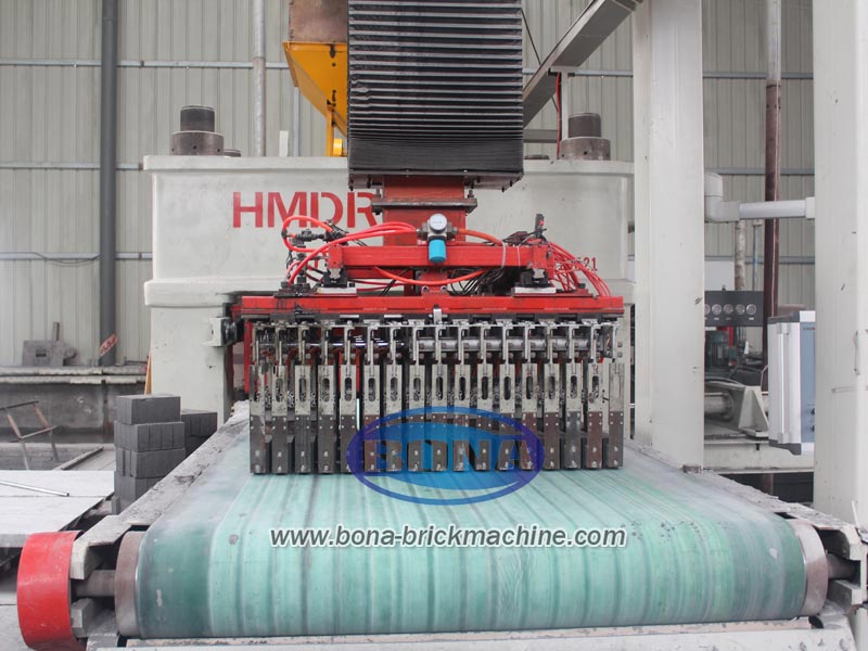 Hollow block machine