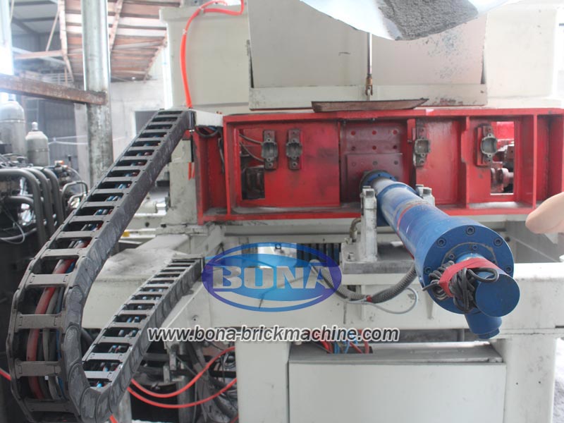 Hollow block machine